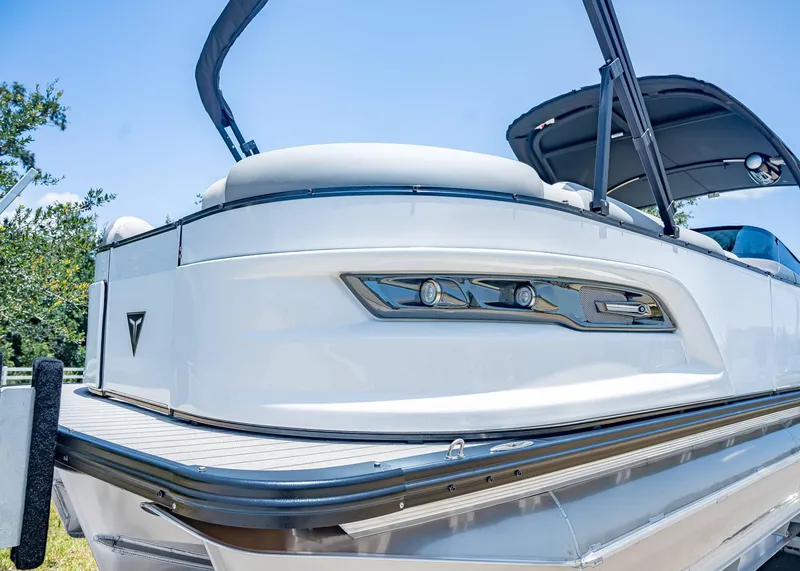 Slide: The Image of Tahoe Grand Tahoe LTD Elite Windshield 2025 - 10