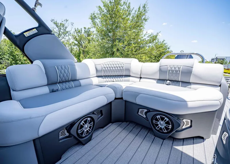 Slide: The Image of Tahoe Grand Tahoe LTD Elite Windshield 2025 - 15