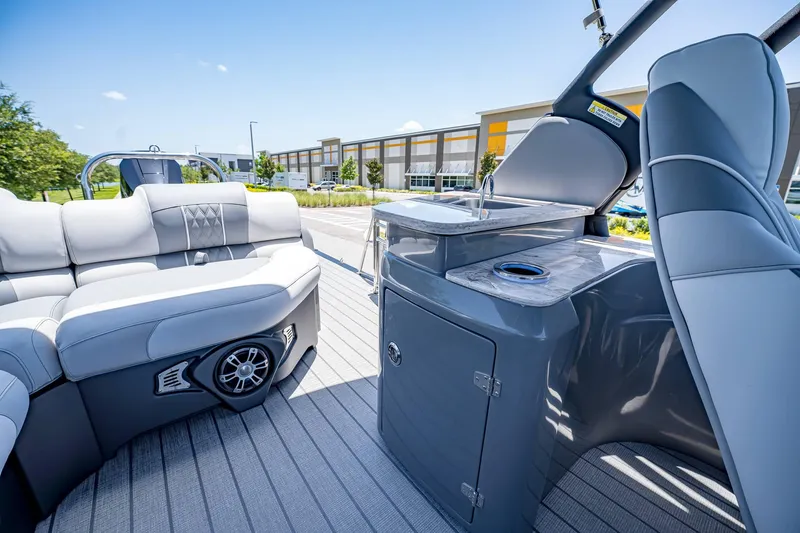 Slide: The Image of Tahoe Grand Tahoe LTD Elite Windshield 2025 - 16