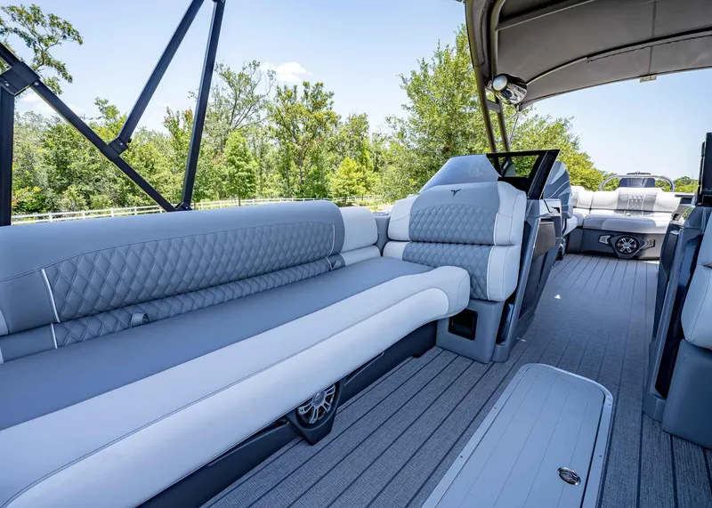 Slide: The Image of Tahoe Grand Tahoe LTD Elite Windshield 2025 - 37