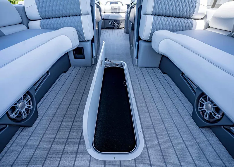 Slide: The Image of Tahoe Grand Tahoe LTD Elite Windshield 2025 - 38