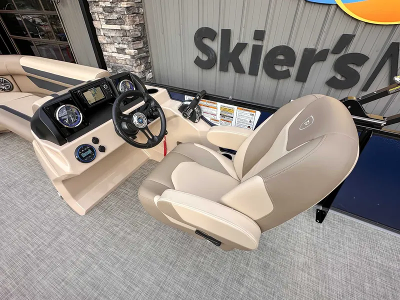 Slide: The Image of Premier 220 SUNSCAPE RL 2025 - 10