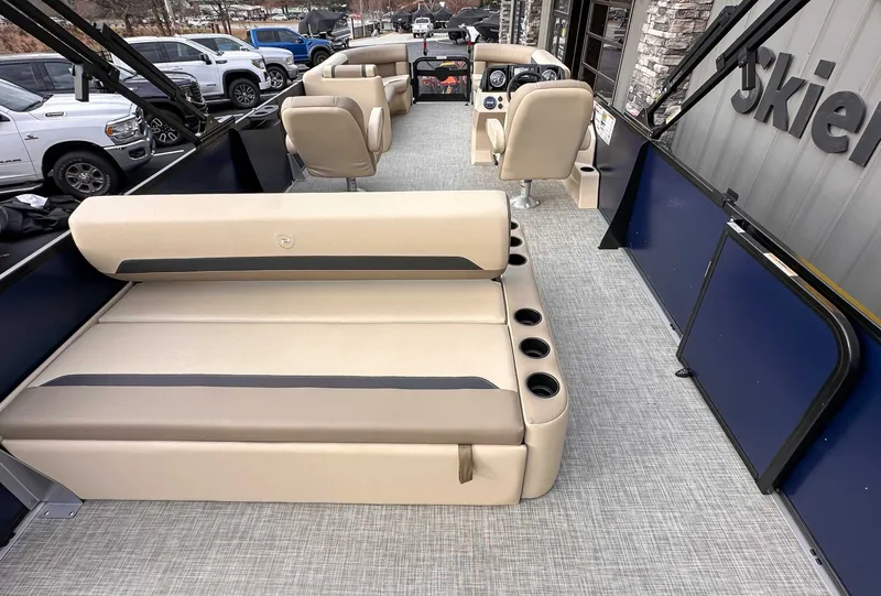 Slide: The Image of Premier 220 SUNSCAPE RL 2025 - 7