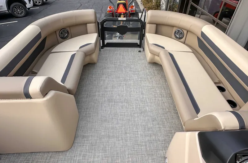 Slide: The Image of Premier 220 SUNSCAPE RL 2025 - 8