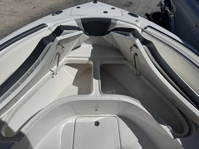 Slide: The Image of Robalo R222 2025 - 10