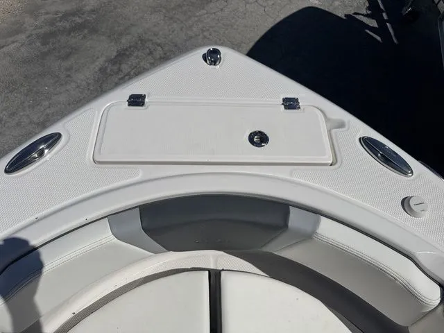 Slide: The Image of Robalo R222 2025 - 11