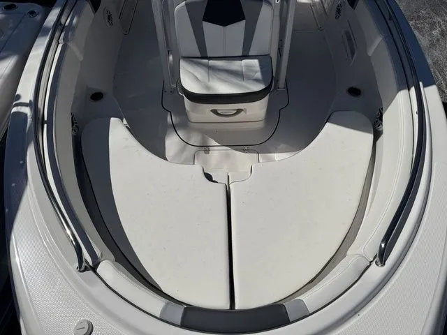 Slide: The Image of Robalo R222 2025 - 12