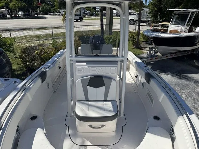 Slide: The Image of Robalo R222 2025 - 13