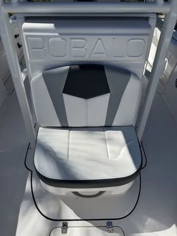 Slide: The Image of Robalo R222 2025 - 14