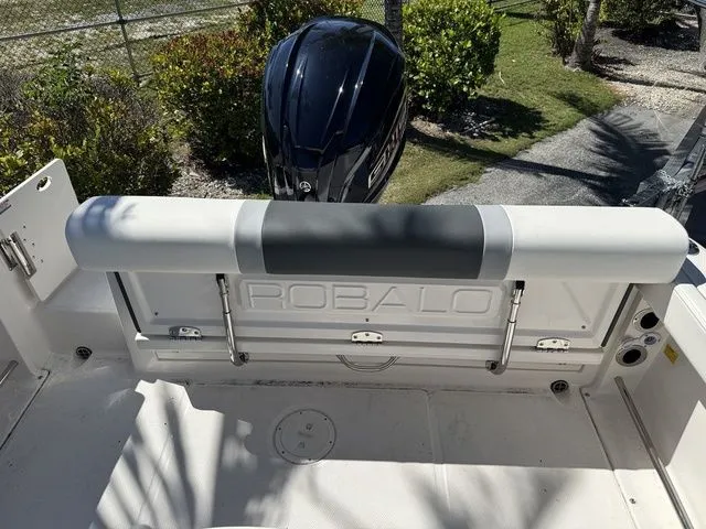 Slide: The Image of Robalo R222 2025 - 17