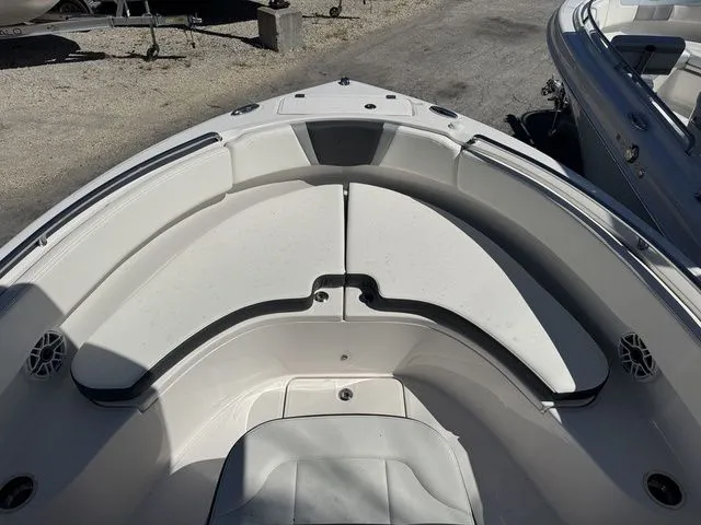 Slide: The Image of Robalo R222 2025 - 6