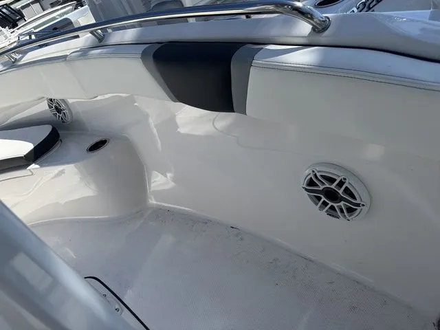 Slide: The Image of Robalo R222 2025 - 8