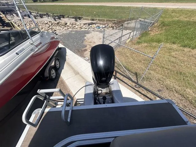 Slide: The Image of Sun Tracker Party Barge 18 DLX 2020 - 11