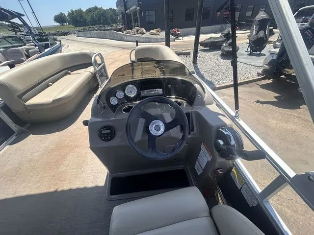 Slide: The Image of Sun Tracker Party Barge 18 DLX 2020 - 13