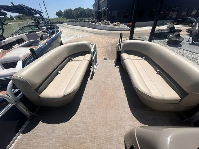 Slide: The Image of Sun Tracker Party Barge 18 DLX 2020 - 14