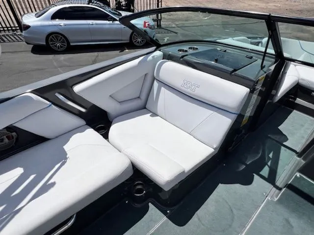 Slide: The Image of MasterCraft NXT22 2019 - 12