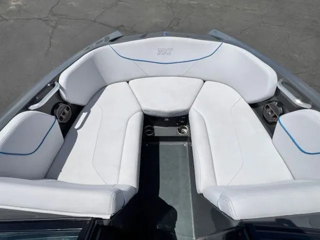 Slide: The Image of MasterCraft NXT22 2019 - 16