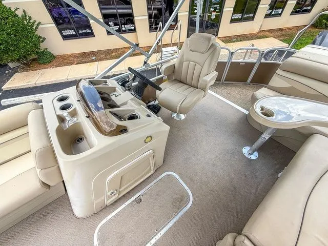 Slide: The Image of Bennington 24 SLX 2015 - 13