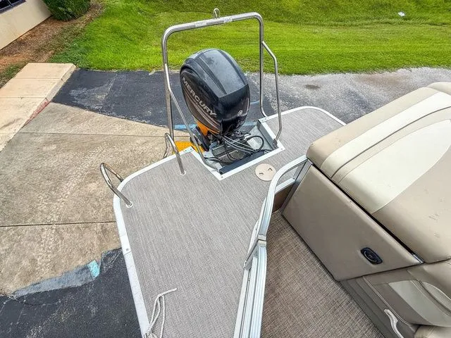 Slide: The Image of Bennington 24 SLX 2015 - 15