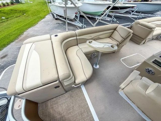 Slide: The Image of Bennington 24 SLX 2015 - 16