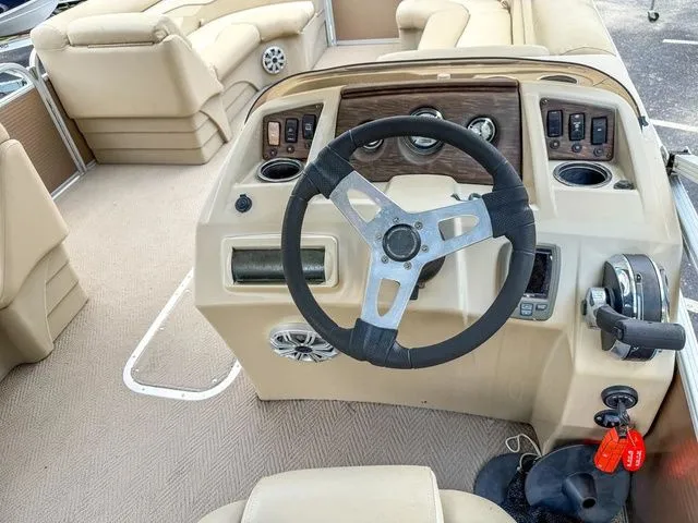 Slide: The Image of Bennington 24 SLX 2015 - 18