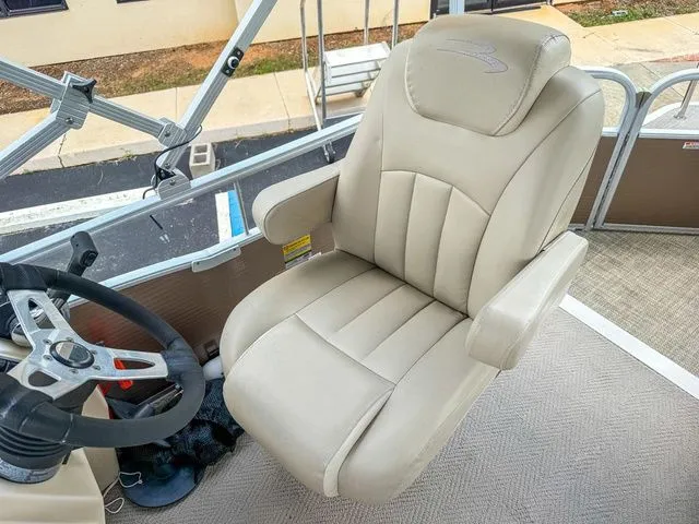 Slide: The Image of Bennington 24 SLX 2015 - 19