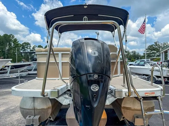 Slide: The Image of Bennington 24 SLX 2015 - 3