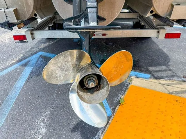 Slide: The Image of Bennington 24 SLX 2015 - 4