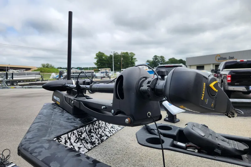 Slide: The Image of 2023 Tracker Pro Team 190 TX boat with Minn Kota Maxxum trolling motor. - 7