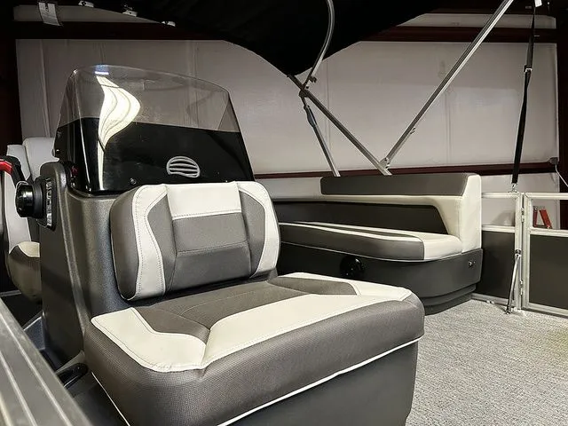 Slide: The Image of Sun Tracker Bass Buggy 18 DLX 2026 - 10