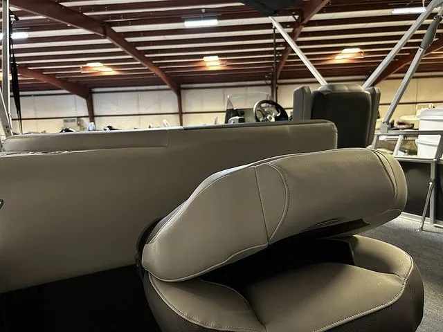 Slide: The Image of Sun Tracker Bass Buggy 18 DLX 2026 - 14