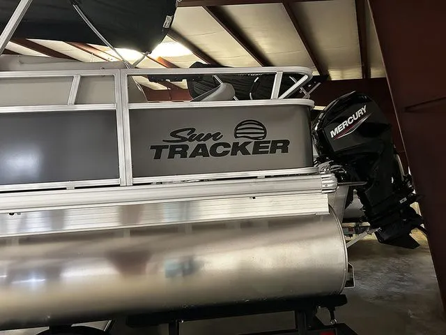 Slide: The Image of Sun Tracker Bass Buggy 18 DLX 2026 - 15