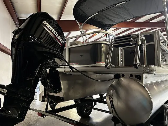 Slide: The Image of Sun Tracker Bass Buggy 18 DLX 2026 - 16