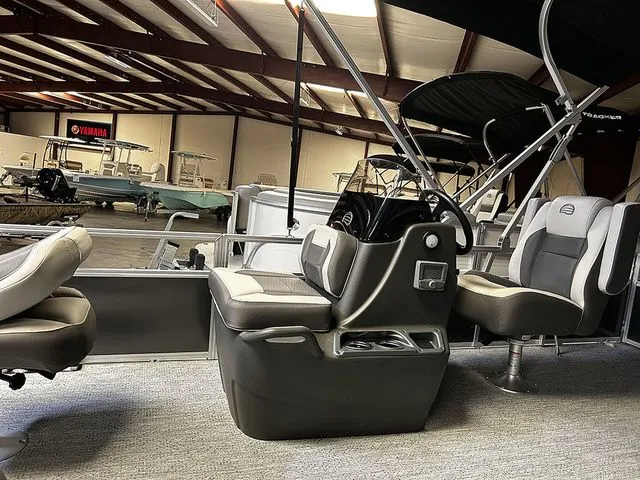 Slide: The Image of Sun Tracker Bass Buggy 18 DLX 2026 - 4