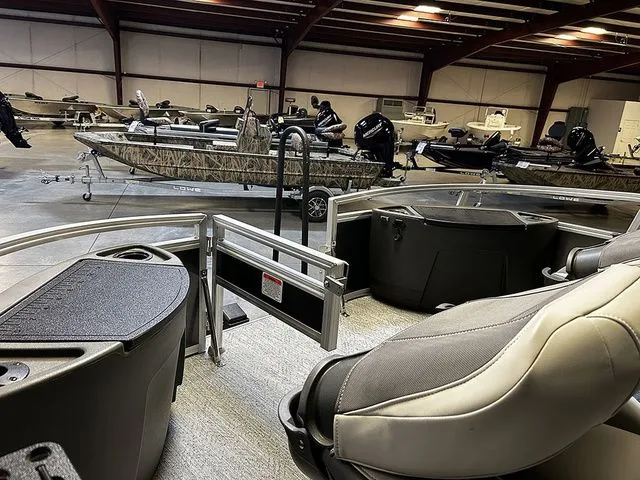 Slide: The Image of Sun Tracker Bass Buggy 18 DLX 2026 - 5