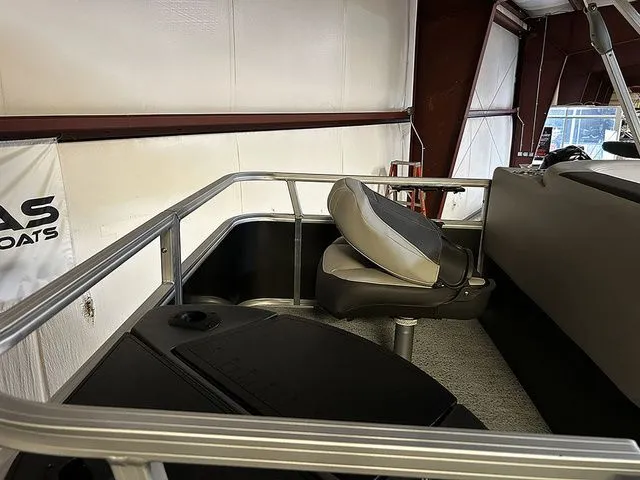 Slide: The Image of Sun Tracker Bass Buggy 18 DLX 2026 - 6