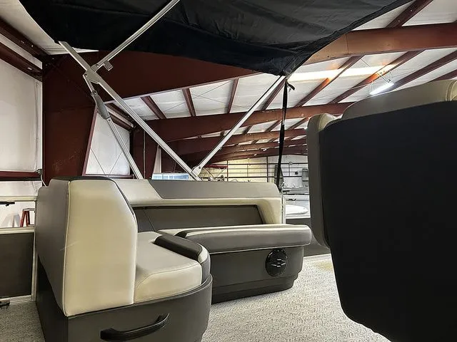 Slide: The Image of Sun Tracker Bass Buggy 18 DLX 2026 - 7