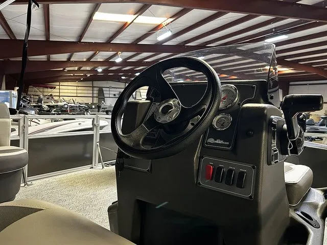 Slide: The Image of Sun Tracker Bass Buggy 18 DLX 2026 - 8