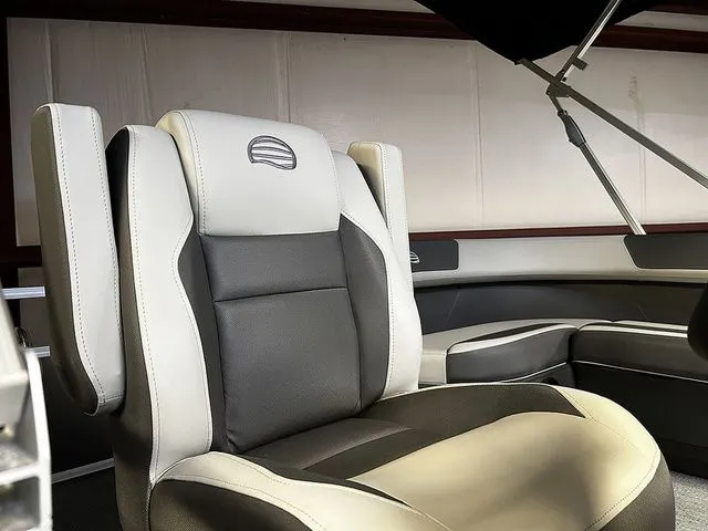 Slide: The Image of Sun Tracker Bass Buggy 18 DLX 2026 - 9