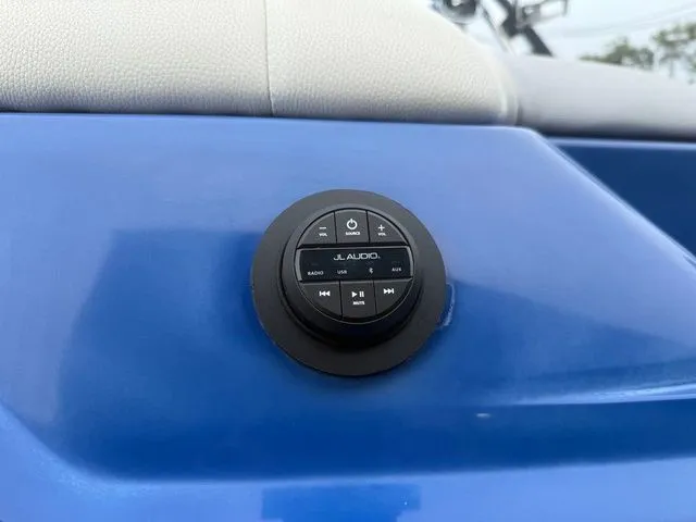 Slide: The Image of Malibu Wakesetter 23 LSV 2010 - 18