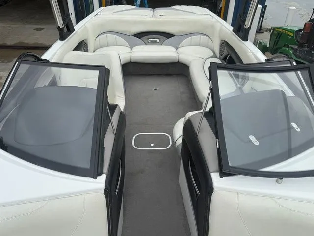 Slide: The Image of Malibu Wakesetter 23 LSV 2010 - 6