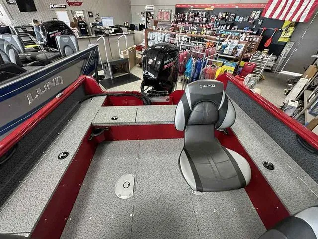 Slide: The Image of Lund 1800 Explorer Outfitter Edition 2026 - 11