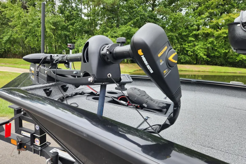Slide: The Image of 2023 Tracker Pro Team 190 TX boat with Minn Kota Maxxum trolling motor. - 8