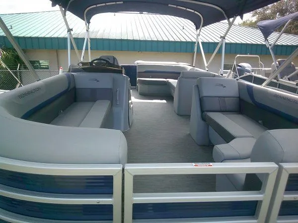 Slide: The Image of Bennington 21SLX Tri-toon 2023 - 10