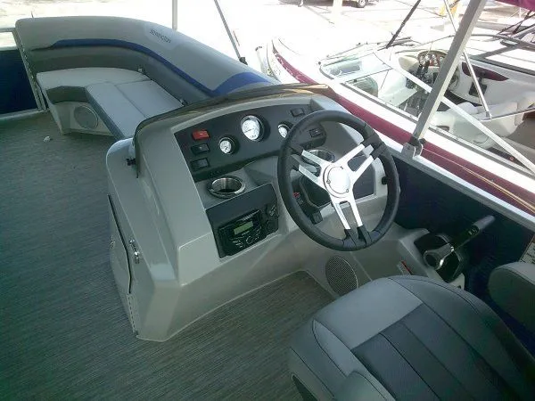 Slide: The Image of Bennington 21SLX Tri-toon 2023 - 3