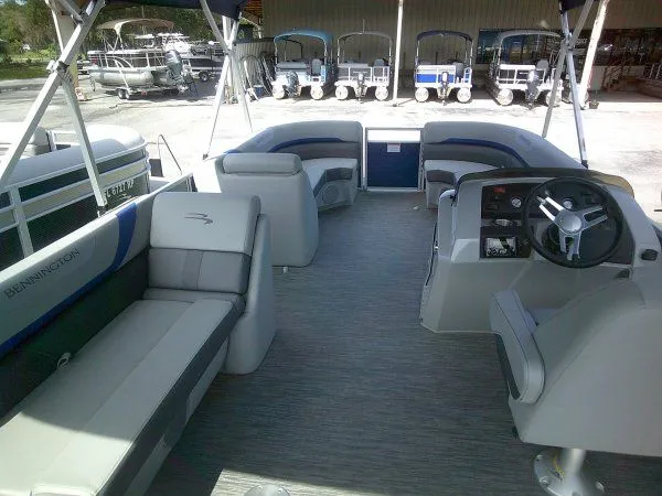 Slide: The Image of Bennington 21SLX Tri-toon 2023 - 4