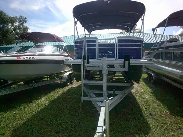 Slide: The Image of Bennington 21SLX Tri-toon 2023 - 8