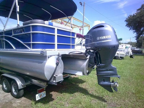 Slide: The Image of Bennington 21SLX Tri-toon 2023 - 9