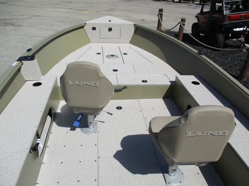 Slide: The Image of Lund 2075 Alaskan Tiller 2026 - 12