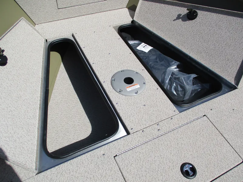 Slide: The Image of Lund 2075 Alaskan Tiller 2026 - 3